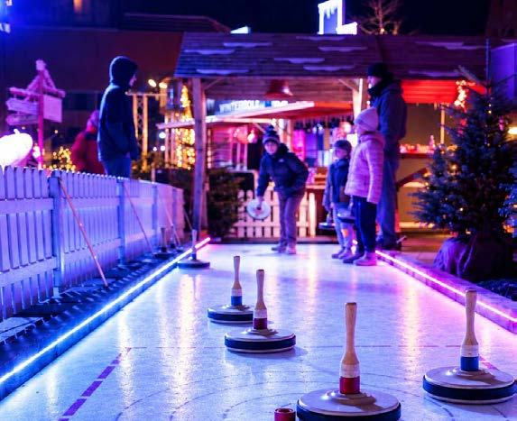 Familie beim Eisstockschießen