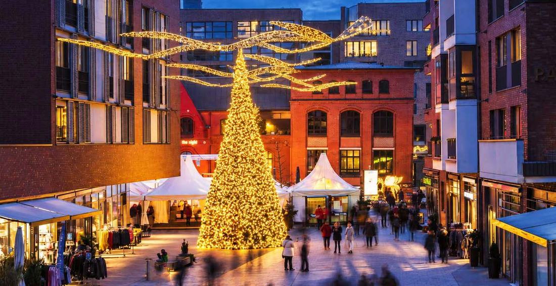 Weihnachtsbaum auf dem Überseeboulevard in der HafenCity