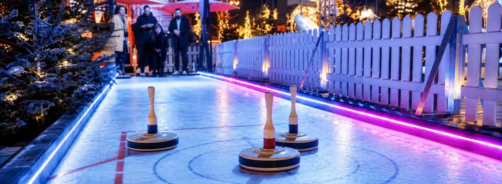 Eisstockbahn mit leuchtender Bande auf dem Weihnachtsmarkt in der HafenCity