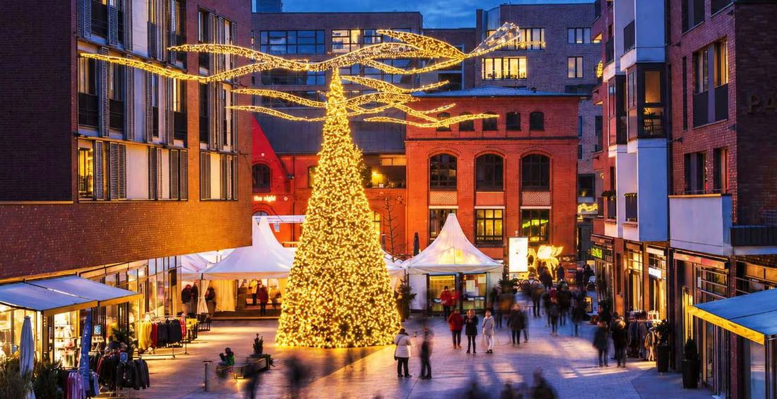 Weihnachtsbaum auf dem Überseeboulevard in der HafenCity