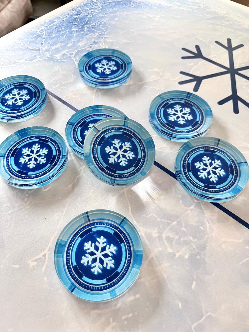Pucks mit Schneeflocken-Motiv auf der Bahn