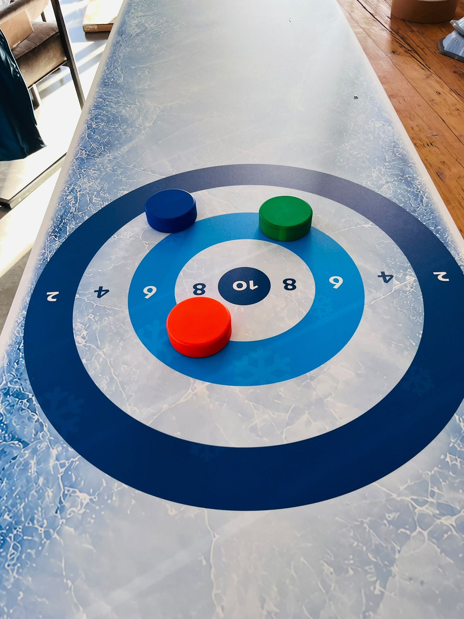Zielfeld einer neuen Bahn mit drei bunten Pucks