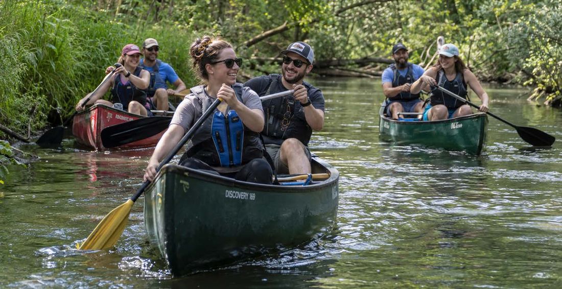 Gruppe im Kanu auf einem Fluss